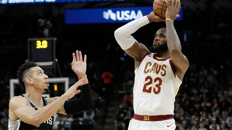 北京时间2月8日,NBA常规赛湖人主场迎战雷霆的比赛中,湖人当家球星詹姆斯(LeBron James)只花不到3节比赛的时间,凭借一记后仰跳投拿下比赛第36分,生涯总得分达到38388分,打破前辈贾巴尔(Kareem Abdul-Jabbar)保持的总得分38387分的历史纪录,目前累积38390分成为NBA史上新任得分王!