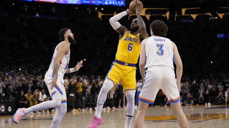 北京时间2月8日,NBA常规赛湖人主场迎战雷霆的比赛中,湖人当家球星詹姆斯(LeBron James)只花不到3节比赛的时间,凭借一记后仰跳投拿下比赛第36分,生涯总得分达到38388分,打破前辈贾巴尔(Kareem Abdul-Jabbar)保持的总得分38387分的历史纪录,目前累积38390分成为NBA史上新任得分王!