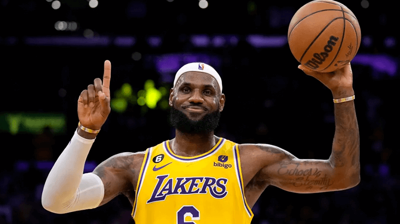 北京时间2月8日,NBA常规赛湖人主场迎战雷霆的比赛中,湖人当家球星詹姆斯(LeBron James)只花不到3节比赛的时间,凭借一记后仰跳投拿下比赛第36分,生涯总得分达到38388分,打破前辈贾巴尔(Kareem Abdul-Jabbar)保持的总得分38387分的历史纪录,目前累积38390分成为NBA史上新任得分王!